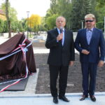 14.09.2019 Busko-Zdrój. Odsłonięcie pomnika Leopolda Kozłowskiego-Kleinmana, ostatniego klezmera Galicji. Na zdjęciu: Jarosław Zatorski – organizator 17. Spotkań Kultury Żydowskiej i Sławomir Micek- kielecki plastyk / Marta Gajda / Radio Kielce