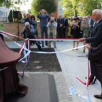 14.09.2019 Busko-Zdrój. Odsłonięcie pomnika Leopolda Kozłowskiego-Kleinmana, ostatniego klezmera Galicji. Odsłonięcia pomnika dokonała Marta Kozłowska-Woźniak – córka nieżyjącego Leopolda Kozłowskiego w asyście Waldemara Sikory – burmistrza Buska-Zdroju / Marta Gajda / Radio Kielce