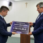 16.09.2019. Pińczów. Wicewojewoda Bartłomiej Dorywalski wręcza promesy z Funduszu Dróg Samorządowych Zbigniewowi Kierkowskiemu – staroście pińczowskiemu / Marta Gajda / Radio Kielce