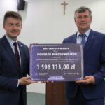 16.09.2019. Pińczów. Wicewojewoda Bartłomiej Dorywalski wręcza promesy z Funduszu Dróg Samorządowych Zbigniewowi Kierkowskiemu – staroście pińczowskiemu / Marta Gajda / Radio Kielce