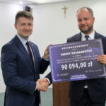 16.09.2019. Pińczów. Wicewojewoda Bartłomiej Dorywalski wręcza promesy z Funduszu Dróg Samorządowych Stanisławowi Poradzie – burmistrzowi Działoszyc / Marta Gajda / Radio Kielce