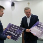 16.09.2019. Pińczów. Wicewojewoda Bartłomiej Dorywalski wręcza promesy z Funduszu Dróg Samorządowych Włodzimierzowi Badurakowi – burmistrzowi Pińczowa / Marta Gajda / Radio Kielce