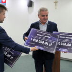 16.09.2019. Pińczów. Wicewojewoda Bartłomiej Dorywalski wręcza promesy z Funduszu Dróg Samorządowych Włodzimierzowi Badurakowi – burmistrzowi Pińczowa / Marta Gajda / Radio Kielce