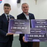 16.09.2019. Pińczów. Wicewojewoda Bartłomiej Dorywalski wręcza promesy z Funduszu Dróg Samorządowych Włodzimierzowi Badurakowi – burmistrzowi Pińczowa / Marta Gajda / Radio Kielce