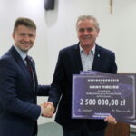 16.09.2019. Pińczów. Wicewojewoda Bartłomiej Dorywalski wręcza promesy z Funduszu Dróg Samorządowych Włodzimierzowi Badurakowi – burmistrzowi Pińczowa / Marta Gajda / Radio Kielce