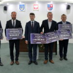 16.09.2019. Pińczów. Wicewojewoda Bartłomiej Dorywalski wręcza promesy z Funduszu Dróg Samorządowych. Od lewej: Zbigniew Kierkowski – starosta pińczowski Stanisław Porada – burmistrz Działoszyc, wicewojewoda Bartłomiej Dorywalski, Włodzimierz Badurak – burmistrz Pińczowa, Mirosław Walasek – wójt Michałowa / Marta Gajda / Radio Kielce