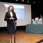 18.09.2019 Pińczów. Drugi dzień rywalizacji w wielkim quizie historycznym „Gramy dla Niepodległej". Na zdjęciu (od lewej): Katarzyna Nowacka – świętokrzyski wicekurator oświaty w Kielcach i Agata Wojtyszek - wojewoda świętokrzyski / Marta Gajda / Radio Kielce