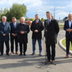 20.09.2019. Zbludowice. Otwarcie  obwodnicy Zbludowic. Przemawia Damian Urbanowski, dyrektor Świętokrzyskiego Zarządu Dróg Wojewódzkich w Kielcach. Od lewej: Waldemar Sikora – burmistrz Buska-Zdroju, Andrzej Bętkowski – marszałek województwa świętokrzyskiego, Artur Konarski - radny do sejmiku wojewódzkiego, poseł Krzysztof Lipiec, poseł Michał Cieślak, poseł Krystian Jarubas i Jerzy Kolarz – starosta buski / Marta Gajda / Radio Kielce