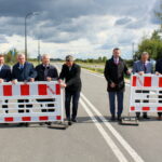 20.09.2019. Zbludowice. Otwarcie  obwodnicy Zbludowic. Od lewej: Jan Bartosik Pełnomocnik Powiatowy PiS w Busku-Zdroju, Artur Konarski - radny do sejmiku wojewódzkiego, Andrzej Bętkowski – marszałek województwa świętokrzyskiego, poseł Krzysztof Lipiec, Damian Urbanowski, dyrektor Świętokrzyskiego Zarządu Dróg Wojewódzkich w Kielcach, poseł Michał Cieślak, Jerzy Kolarz – starosta buski, poseł Krystian Jarubas i Waldemar Sikora – burmistrz Buska-Zdroju / Marta Gajda / Radio Kielce