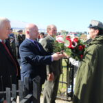 22.09.2019 Czarkowy. Uroczystości patriotyczne upamiętniające 105. rocznicę chrztu bojowego 1. Pułku Piechoty Legionów Polskich. Wieniec składa m.in. Jan Bartosik - pełnomocnik PiS w Busku-Zdroju / Marta Gajda / Radio Kielce