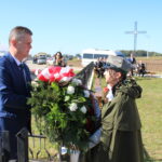 22.09.2019 Czarkowy. Uroczystości patriotyczne upamiętniające 105. rocznicę chrztu bojowego 1. Pułku Piechoty Legionów Polskich. Wieniec składa Sławomir Kowalczyk - burmistrz Opatowca / Marta Gajda / Radio Kielce