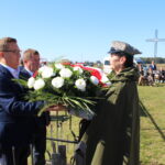 22.09.2019 Czarkowy. Uroczystości patriotyczne upamiętniające 105. rocznicę chrztu bojowego 1. Pułku Piechoty Legionów Polskich. Wieniec składa m.in. Paweł Zagaja – burmistrz Nowego Korczyna / Marta Gajda / Radio Kielce