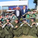 22.09.2019 Czarkowy. Uroczystości patriotyczne upamiętniające 105. rocznicę chrztu bojowego 1. Pułku Piechoty Legionów Polskich. Na zdjęciu Krzysztof Bielecki – kandydat ubiegający się o mandat posła w tegorocznych wyborach do, Paweł Zagaja – burmistrz Nowego Korczyna, harcerze / Marta Gajda / Radio Kielce