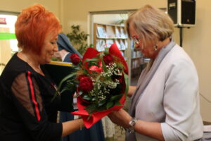 23.09.2019. Pińczów. XXIII Pińczowskie Spotkania Historyczne pod hasłem „Klasztor. Szpital. Miłosierdzie”. Od lewej: Jolanta Opoka – dyrektor biblioteki w Pińczowie i dr hab. Anna Szylar „Zmierzch pińczowskiego klasztoru norbertanek w latach 1820 -1864” / Marta Gajda / Radio Kielce