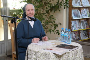 23.09.2019. Pińczów. XXIII Pińczowskie Spotkania Historyczne pod hasłem „Klasztor. Szpital. Miłosierdzie”. Jadwiga Kisielewska, szarytka „Siostry miłosierdzia (szarytki) św. Wincentego a Paulo w mirowskim szpitalu św. Juliana w Pińczowie / Marta Gajda / Radio Kielce