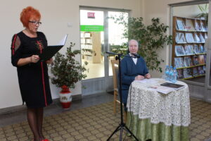 23.09.2019. Pińczów. XXIII Pińczowskie Spotkania Historyczne pod hasłem „Klasztor. Szpital. Miłosierdzie”. Jolanta Opoka – dyrektor biblioteki w Pińczowie i Jadwiga Kisielewska, szarytka „Siostry miłosierdzia (szarytki) św. Wincentego a Paulo w mirowskim szpitalu św. Juliana w Pińczowie / Marta Gajda / Radio Kielce