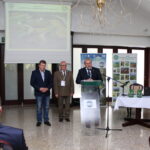 Konferencja Zespołu Świętokrzyskich i Nadnidziańskich Parków Krajobrazowych. Spotkanie zainaugurowało nowy projekt pn. RENATURYZACJA ŚRÓDLĄDOWEJ DELTY RZEKI NIDY”. Mówi Michał Cieślak – poseł na Sejm RP, obok