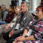 Konferencja Zespołu Świętokrzyskich i Nadnidziańskich Parków. Krajobrazowych. Spotkanie zainaugurowało nowy projekt pn. RENATURYZACJA ŚRÓDLĄDOWEJ DELTY RZEKI NIDY”. Mówi Artur Konarski – przewodniczący Komisji Rolnictwa, Gospodarki Wodnej i Ochrony Środowiska Sejmiku Województwa Świętokrzyskiego, od lewej: