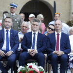 01.09.2019 Kielce. Odsłonięcie tablicy na WDK upamiętniającej udział 80 żołnierzy 2. Dywizji Piechoty Legionów Wojska Polskiego z Kielc w obronie Westerplatte. Poseł Michał Cieślak, senator Krzysztof Słoń i wiceminister spraw zagranicznych Piotr Wawrzyk / Jarosław Kubalski / Radio Kielce