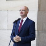 01.09.2019 Kielce. Odsłonięcie tablicy na WDK upamiętniającej udział 80 żołnierzy 2. Dywizji Piechoty Legionów Wojska Polskiego z Kielc w obronie Westerplatte. Wiceminister spraw zagranicznych Piotr Wawrzyk / Jarosław Kubalski / Radio Kielce