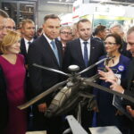 MSPO. Prezydent Andrzej Duda zwiedza ekspozycje. Od lewej: Mariusz Błaszczak - minister obrony narodowej, Anna Krupka - wiceminister sportu i turystyki, Andrzej Duda - prezydent RP, Michał Cieślak - poseł PiS, Agata Wojtyszek - wojewoda świętokrzyski / Jarosław Kubalski / Radio Kielce