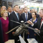 MSPO. Prezydent Andrzej Duda zwiedza ekspozycje. Od lewej: Mariusz Błaszczak - minister obrony narodowej, Anna Krupka - wiceminister sportu i turystyki, Andrzej Duda - prezydent RP, Michał Cieślak - poseł PiS, Agata Wojtyszek - wojewoda świętokrzyski / Jarosław Kubalski / Radio Kielce