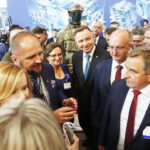 MSPO. Prezydent Andrzej Duda zwiedza ekspozycje. W środku, od lewej: Agata Wojtyszek - wojewoda świętokrzyski, Andrzej Duda - prezydent RP i Piotr Wawrzyk - wiceminister spraw zagranicznych / Jarosław Kubalski / Radio Kielce