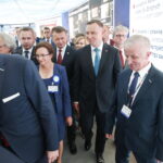 MSPO. Prezydent Andrzej Duda zwiedza ekspozycje. Od lewej: Andrzej Mochoń - prezes Targów Kielce, Michał Cieślak - poseł PiS, Agata Wojtyszek - wojewoda świętokrzyski, Mariusz Błaszczak - minister obrony narodowej i Andrzej duda - prezydent RP / Jarosław Kubalski / Radio Kielce