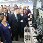 MSPO. Prezydent Andrzej Duda zwiedza ekspozycje. Od lewej: Andrzej Mochoń - prezes Targów Kielce, Michał Cieślak - poseł PiS, Agata Wojtyszek - wojewoda świętokrzyski, Mariusz Błaszczak - minister obrony narodowej i Andrzej Duda - prezydent RP / Jarosław Kubalski / Radio Kielce