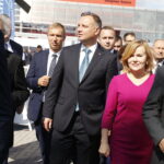 MSPO. Prezydent Andrzej Duda zwiedza ekspozycje. W środku, od lewej: Andrzej Duda - prezydent RP, Michał Cieślak - poseł PiS i Anna Krupka - wiceminister sportu i turystyki / Jarosław Kubalski / Radio Kielce
