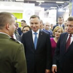 MSPO. Prezydent Andrzej Duda zwiedza ekspozycje. Od lewej: Michał Cieślak - poseł PiS, Andrzej Duda - prezydent RP, Anna Krupka - wiceminister sportu i turystyki i Mariusz Błaszczak - minister obrony narodowej / Jarosław Kubalski / Radio Kielce