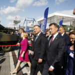 MSPO. Prezydent Andrzej Duda zwiedza ekspozycje. Od lewej: Anna Krupka - wiceminister sportu i turystyki, Andrzej Duda - prezydent RP, Krzysztof Słoń - senator PiS, Mariusz Błaszczak - wiceminister obrony narodowej i Agata Wojtyszek - wojewoda świętokrzyski / Jarosław Kubalski / Radio Kielce