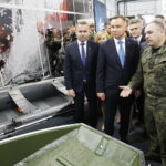 MSPO. Prezydent Andrzej Duda zwiedza ekspozycje. od lewej: Michał Cieślak - poseł PiS, Andrzej Duda - prezydent RP i Krzysztof Słoń - senator PiS / Jarosław Kubalski / Radio Kielce