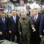 MSPO. Prezydent Andrzej Duda zwiedza ekspozycje. Michał Cieślak - poseł PiS, Andrzej Duda - prezydent RP, Krzysztof Słoń - senator PiS i Mariusz Błaszczak - minister obrony narodowej / Jarosław Kubalski / Radio Kielce