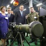 MSPO. Prezydent Andrzej Duda zwiedza ekspozycje. Od lewej: Agata Wojtyszek - wojewoda świętokrzyski, Krzysztof Słoń - senator PiS i Andrzej Duda - prezydent RP / Jarosław Kubalski / Radio Kielce