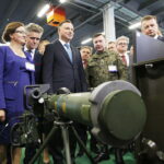 MSPO. Prezydent Andrzej Duda zwiedza ekspozycje. Od lewej: Agata Wojtyszek - wojewoda świętokrzyski, Krzysztof Słoń - senator PiS i Andrzej Duda - prezydent RP / Jarosław Kubalski / Radio Kielce