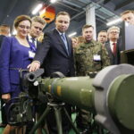 MSPO. Prezydent Andrzej Duda zwiedza ekspozycje. Od lewej: Agata Wojtyszek - wojewoda świętokrzyski, Krzysztof Słoń - senator PiS i Andrzej Duda - prezydent RP / Jarosław Kubalski / Radio Kielce