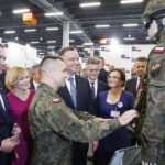 MSPO. Prezydent Andrzej Duda zwiedza ekspozycje. Od lewej: Michał Cieślak - poseł PiS, Anna Krupka - wiceminister sportu i turystyki, Andrzej Duda - prezydent RP, Krzysztof Słoń - senator PiS, Agata Wojtyszek - wojewoda świętokrzyski i Mariusz Błaszczak - minister obrony narodowej / Jarosław Kubalski / Radio Kielce