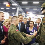 MSPO. Prezydent Andrzej Duda zwiedza ekspozycje. Od lewej: Michał Cieślak - poseł PiS, Anna Krupka - wiceminister sportu i turystyki, Andrzej Duda - prezydent RP, Krzysztof Słoń - senator PiS, Agata Wojtyszek - wojewoda świętokrzyski i Mariusz Błaszczak - minister obrony narodowej / Jarosław Kubalski / Radio Kielce