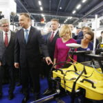 MSPO. Prezydent Andrzej Duda zwiedza ekspozycje. Od lewej: Andrzej Duda - prezydent RP, Mariusz Błaszczak - minister obrony narodowej, Anna Krupka - wiceminister sportu i turystyki i Agata Wojtyszek - wojewoda świętokrzyski / Jarosław Kubalski / Radio Kielce