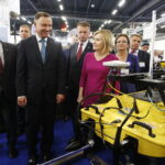 MSPO. Prezydent Andrzej Duda zwiedza ekspozycje. Od lewej: Andrzej Duda - prezydent RP, Mariusz Błaszczak - minister obrony narodowej, Anna Krupka - wiceminister sportu i turystyki i Agata Wojtyszek - wojewoda świętokrzyski / Jarosław Kubalski / Radio Kielce