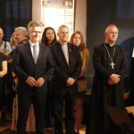 04.09.2019 Kielce. Muzeum Historii Kielc. Wystawa "Średniowieczne skarby Kielc. Rękopiśmienne księgi dawnej biblioteki kapituły kieleckiej". Senator Krzysztof Słoń, ojciec Marian Puchała, superior klasztoru na Świętym Krzyżu i biskup Jan Piotrowski / Jarosław Kubalski / Radio Kielce