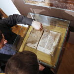 04.09.2019 Kielce. Muzeum Historii Kielc. Wystawa "Średniowieczne skarby Kielc. Rękopiśmienne księgi dawnej biblioteki kapituły kieleckiej" / Jarosław Kubalski / Radio Kielce