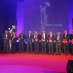 06.09.2019 Kielce. Targi Kielce. Międzynarodowy Salon Przemysłu Obronnego. Wiceminister obrony Wojciech Skurkiewicz, generał brygady Karol Dymanowski i prezes Targów Andrzej Mochoń wręczyli nagrody DEFENDER / Jarosław Kubalski / Radio Kielce