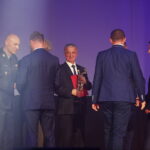 06.09.2019 Kielce. Targi Kielce. Międzynarodowy Salon Przemysłu Obronnego. Wiceminister obrony Wojciech Skurkiewicz, generał brygady Karol Dymanowski i prezes Targów Andrzej Mochoń wręczyli nagrody DEFENDER / Jarosław Kubalski / Radio Kielce