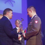 06.09.2019 Kielce. Targi Kielce. Międzynarodowy Salon Przemysłu Obronnego. Wiceminister obrony Wojciech Skurkiewicz, generał brygady Karol Dymanowski i prezes Targów Andrzej Mochoń wręczyli nagrody DEFENDER / Jarosław Kubalski / Radio Kielce