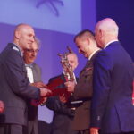 06.09.2019 Kielce. Targi Kielce. Międzynarodowy Salon Przemysłu Obronnego. Wiceminister obrony Wojciech Skurkiewicz, generał brygady Karol Dymanowski i prezes Targów Andrzej Mochoń wręczyli nagrody DEFENDER / Jarosław Kubalski / Radio Kielce