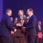 06.09.2019 Kielce. Targi Kielce. Międzynarodowy Salon Przemysłu Obronnego. Wiceminister obrony Wojciech Skurkiewicz, generał brygady Karol Dymanowski i prezes Targów Andrzej Mochoń wręczyli nagrody DEFENDER / Jarosław Kubalski / Radio Kielce