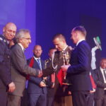 06.09.2019 Kielce. Targi Kielce. Międzynarodowy Salon Przemysłu Obronnego. Wiceminister obrony Wojciech Skurkiewicz, generał brygady Karol Dymanowski i prezes Targów Andrzej Mochoń wręczyli nagrody DEFENDER / Jarosław Kubalski / Radio Kielce