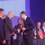 06.09.2019 Kielce. Targi Kielce. Międzynarodowy Salon Przemysłu Obronnego. Wiceminister obrony Wojciech Skurkiewicz, generał brygady Karol Dymanowski i prezes Targów Andrzej Mochoń wręczyli nagrody DEFENDER / Jarosław Kubalski / Radio Kielce